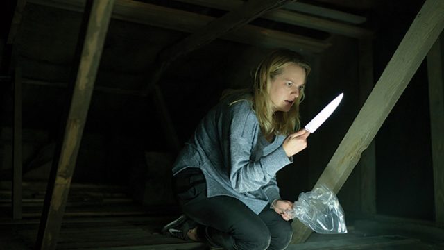 映画透明人間より屋根裏でナイフを手にするエリザベスモス